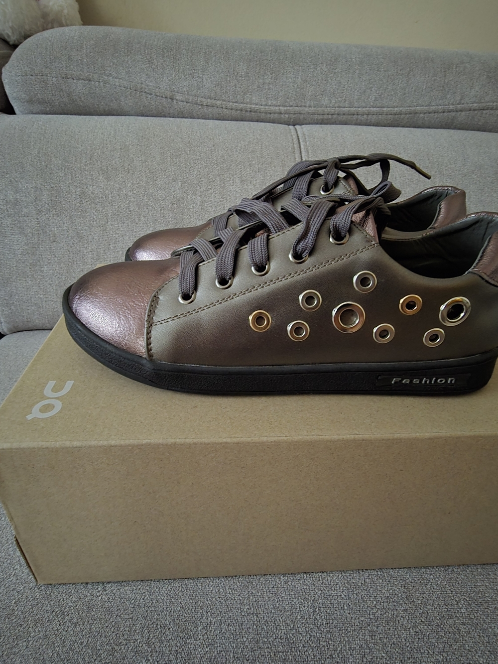 Metallic Brown Men’s Fashion Sneakers with Eyelet Detail